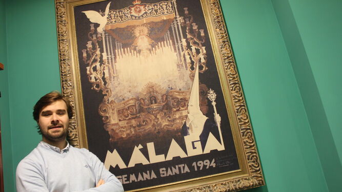 Antonio Centeno, ante el cartel de la Semana Santa de 1994 con el antiguo trono de la Paloma.