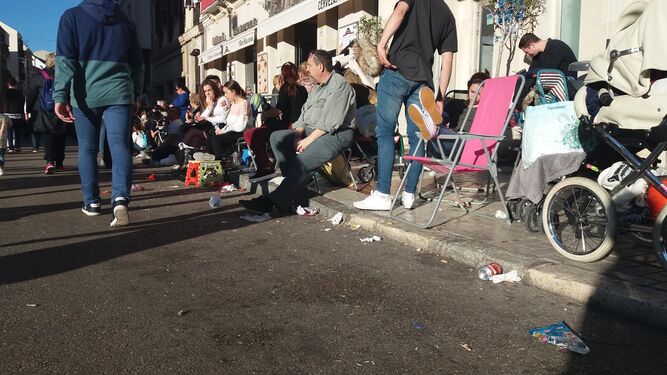 Gente espera a la cofradía del Rescate al inicio de la calle Carretería.