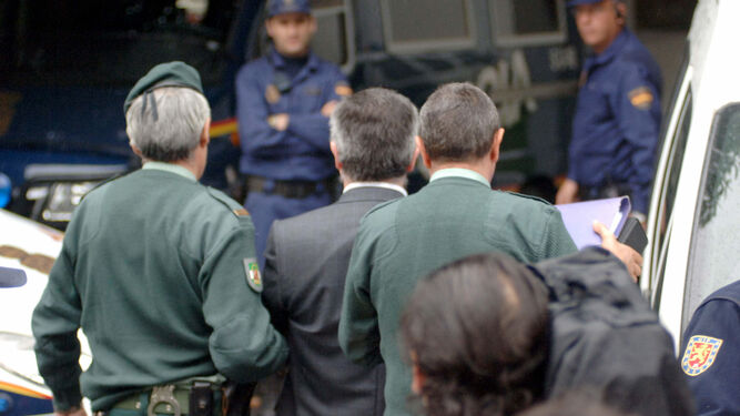 Guardias civiles trasladan al cerebro de la trama, Juan Antonio Roca, en una comparecencia judicial.