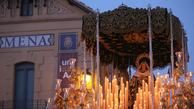 Multitudinaria salida de la Virgen de la Esperanza, momento álgido del Jueves Santo.