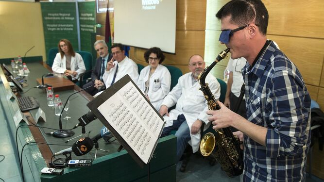 Carlos Aguilera toca el saxo tras la operación a la que fue sometido en 2015.
