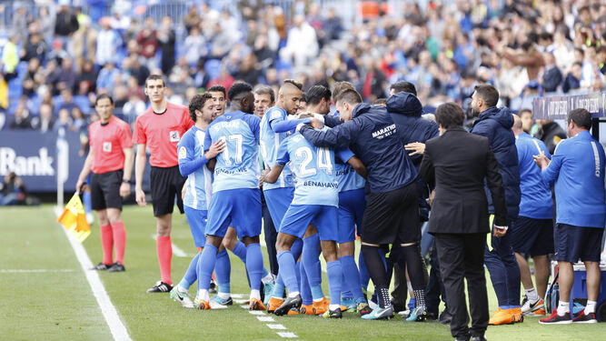 Los jugadores del Málaga celebran el tanto de la victoria ante el Villarreal.