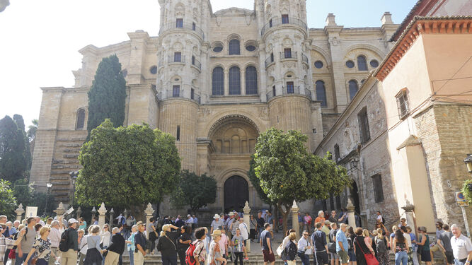 Turistas pasan frente a la Catedral de Málaga.