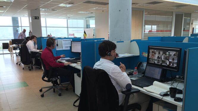 Varios empleados en una empresa extranjera en Málaga.