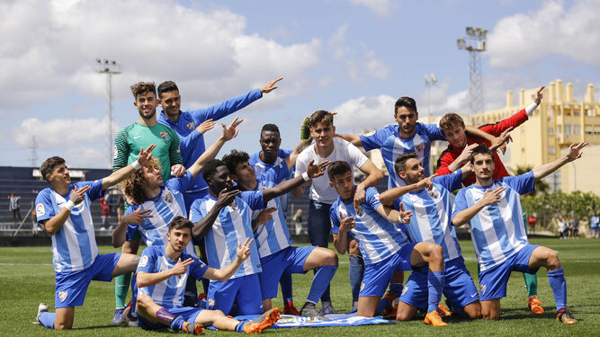Los juveniles del Málaga celebran el título.