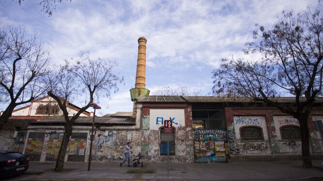 Torre de la antigua fábrica de vidrios La Trinidad, donde se prevé un nuevo proyecto urbanístico.