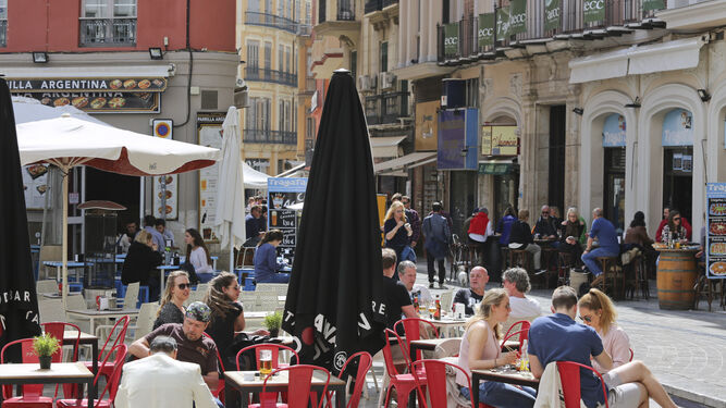 Varios clientes en un bar en el centro de Málaga.