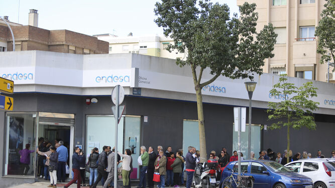 La fila de personas en una oficina de atención al cliente de Endesa en la capital esta pasada semana.