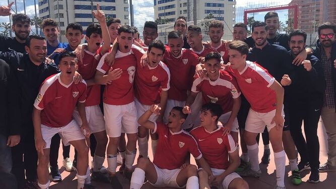 Los jugadores del Juvenil A del Málaga celebran sobre el césped su segundo título consecutivo de División de Honor.