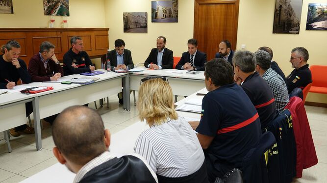 Reunión entre el equipo de gobierno, Cs y los bomberos de Málaga.