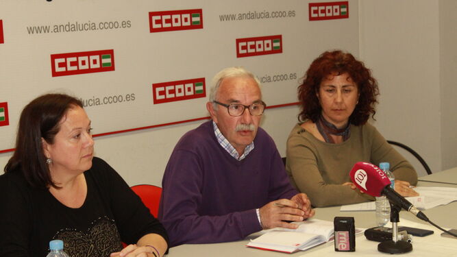 Virginia Vázquez, Félix Martín y Gloria Pérez, ayer, en la sede de CCOO.