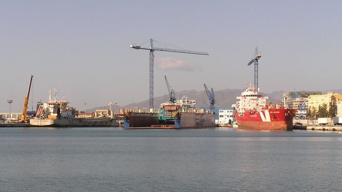 Tres buques reparando hace unos días en los astilleros malagueños.