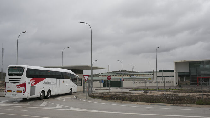 Un autobús accede a las instalaciones del nuevo centro penitenciario de Archidona.