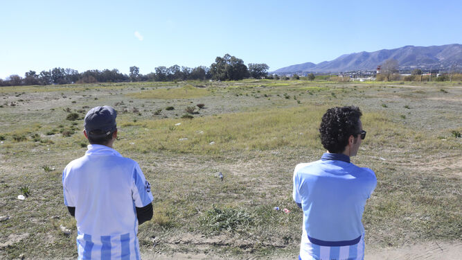 Dos aficionados del Málaga en el terreno de Arraijanal