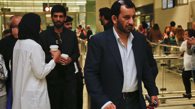 Al-Thani y sus hijos, en una de sus llegadas al aeropuerto de Málaga