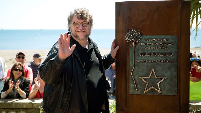 Guillermo del Toro posa tras descubrir el monolito