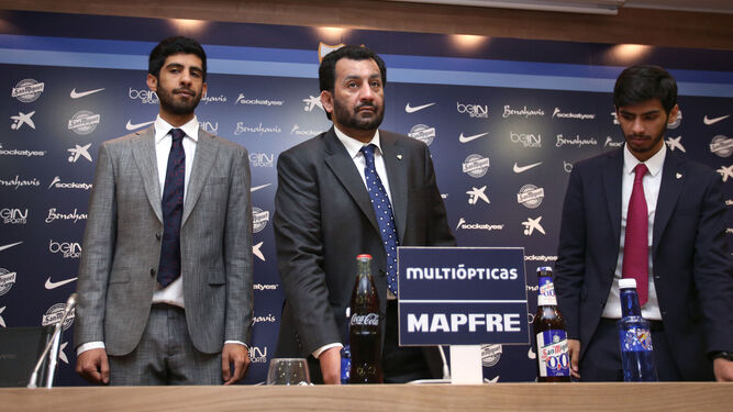 El propietario del club, Abdullah Al-Thani, junto a sus hijos Nasser (izquierda) y Nayef (derecha) en una rueda de prensa.