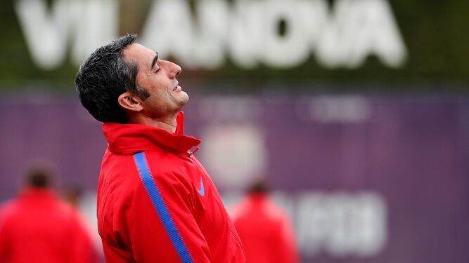 El entrenador del Barcelona, Ernesto Valverde, durante el entrenamiento de la plantilla en la ciudad deportiva.