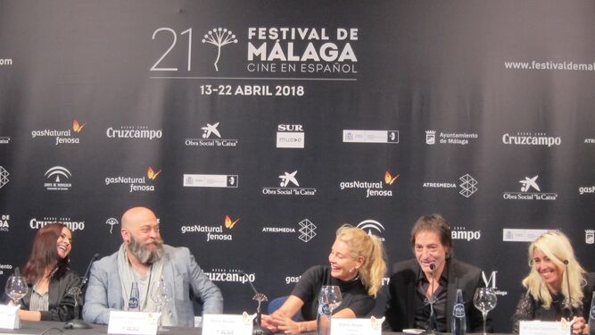 El equipo de 'No dormirás desplazado a Málaga, ayer, en la presentación de la película.
