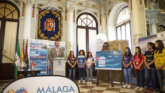Imagen del sorteo de los emparejamientos celebrado en el Ayuntamiento de Málaga.