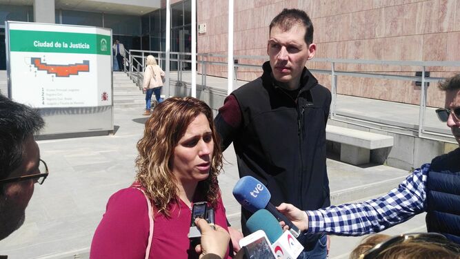 Los padres de Lucía atienden a los medios en la Ciudad de la Justicia.