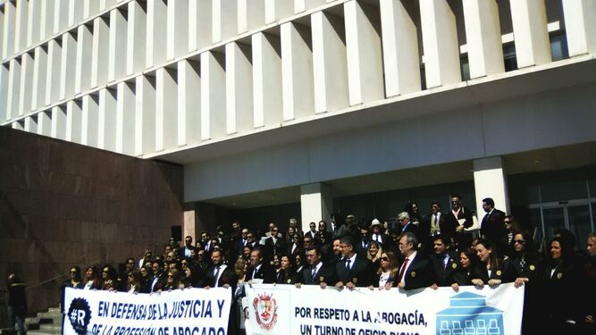 Medio centenar de colegiados malagueños a las puertas de la Ciudad de la Justicia, ayer.