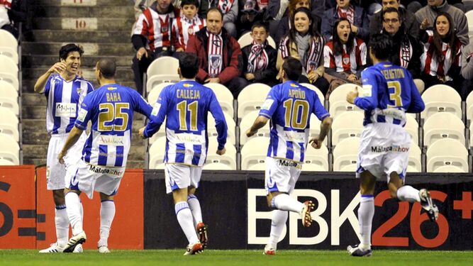 El Málaga celebra un gol en San Mamés en el año 2009.