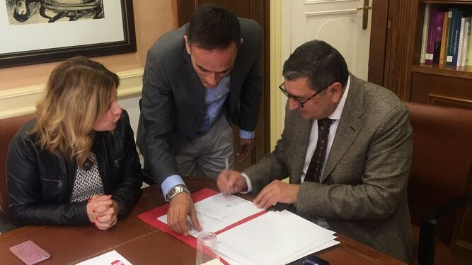 Firma del alcalde, Antonio Moreno Ferrer, con el responsable de Alimentación La Caleta