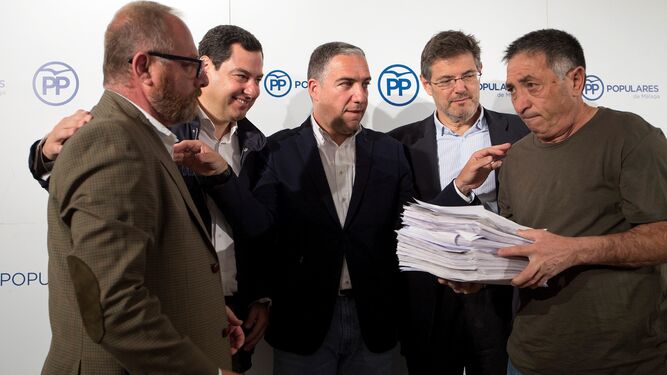 Antonio del Castillo, Juanma Moreno, Elías Bendodo, Rafael Catalá y Manuel Torres, en la entrega de firmas.
