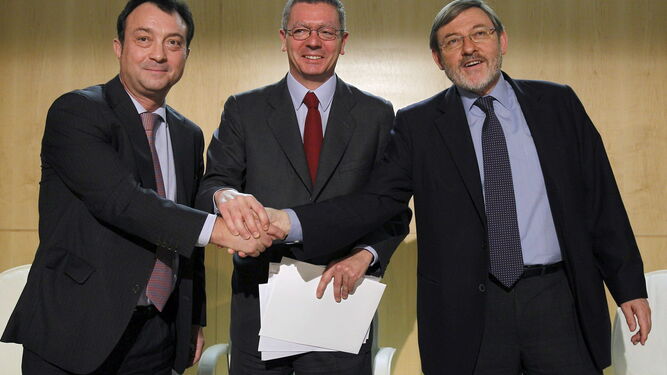 Alberto Ruiz-Gallardón, en el centro, con Manuel Cobo (izquierda) y Jaime Lissavetzky en un acto en 2011 para anunciar la candidatura olímpica de Madrid.