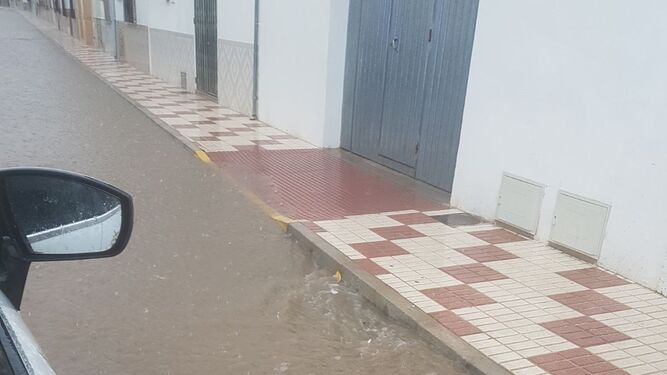 Una de las calles cubiertas por el agua.