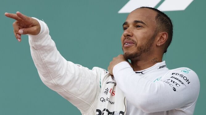 Hamilton celebra su victoria en el podio de Baku.