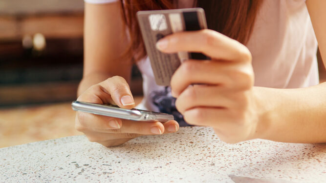 Los jóvenes son fieles al 'smartphone' a la hora de realizar sus compras a través de internet.