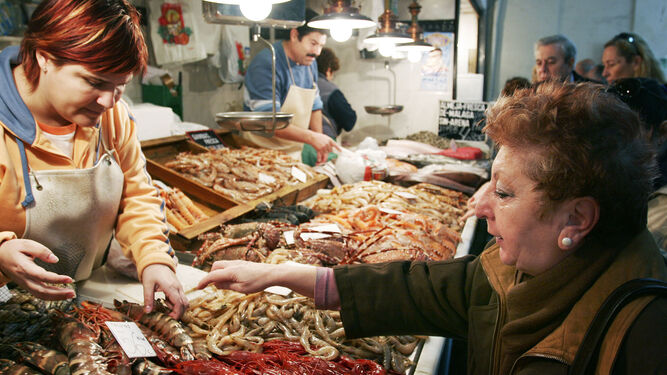 Una mujer compra marisco en un mercado de la capital.