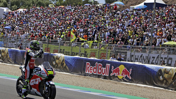 Cal Crutchlox saluda a los aficionados tras conseguir la 'pole' para el Gran Premio de España de MotoGP.