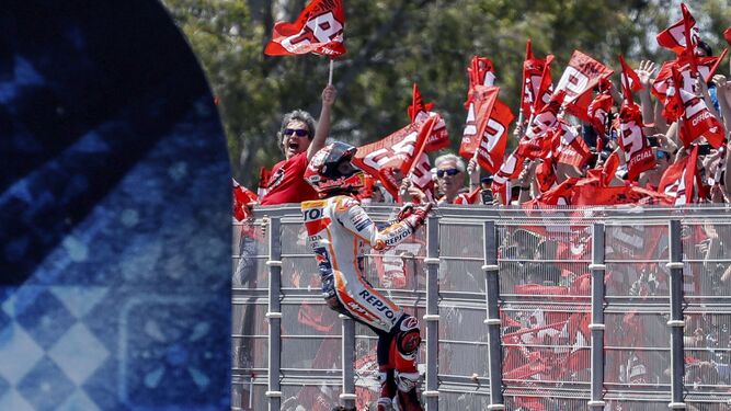 Marc Márquez celebra con sus aficionados su triunfo en MotoGP en el Circuito de Jerez.