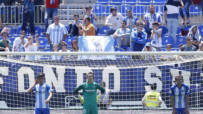 Luis Hernández, Andrés e Ignasi Miquel, tras un gol del Alavés.