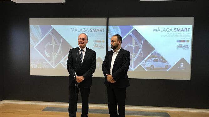 Francisco de la Torre y Mario Cortés, ayer en la presentación del plan en el centro de innovación de Telefónica en Tabacalera.