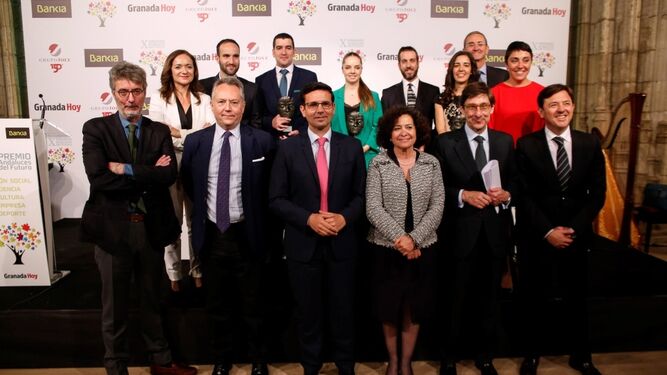 Foto de familia con los premiados, miembros del jurado y representantes pol&iacute;ticos y de Bankia.