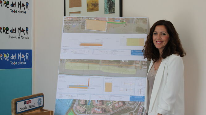 Marina Bravo presentando el proyecto en Torre del Mar.