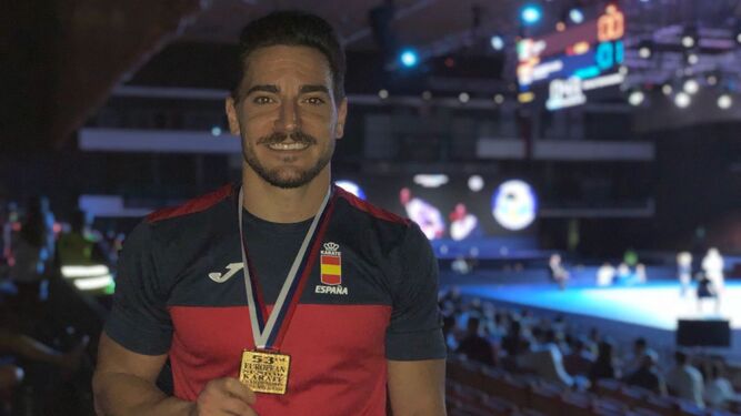 Damián Quintero posa con la medalla de oro del Campeonato de Europa en el pabellón de Novi Sad.