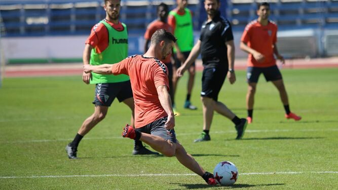 Los jugadores y técnicos del Málaga juvenil posan en el campo de Cártama donde habitualmente entrenan.