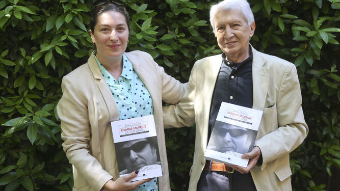 Estrella Morente y Balbino Gutiérrez posan con la biografía del cantaor.