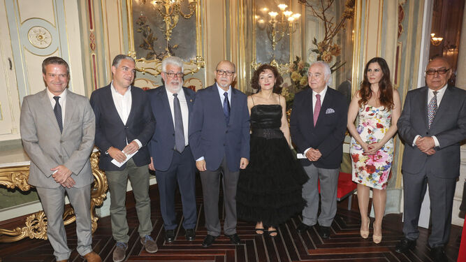 Premiados y autoridades con la presidenta del Ateneo, Victoria Abón, ayer, en la Sala María Cristina.