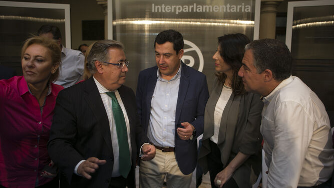 El ministro de Interior, José Ignacio Zoido, junto a sus compañeros tras finalizar su intervención.