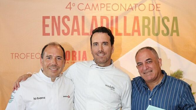 Los chefs galardonados Fernando González y Charlie Orellana posan junto al responsable de Casa Frutos.