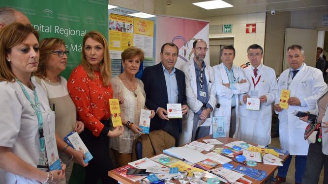 El delegado del Gobierno andaluz en la mesa informativa del Hospital Regional.