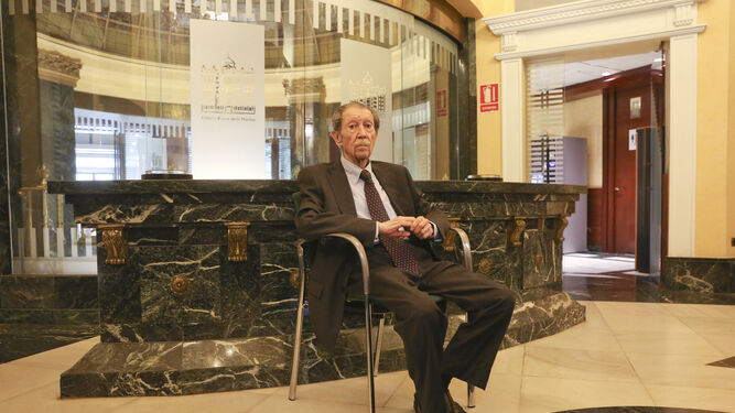 El columnista y poeta Manuel Alcántara posa para los medios, ayer, en la presentación de su libro.