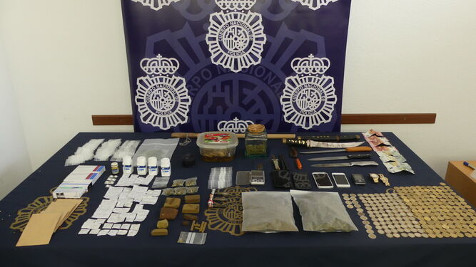 Droga y otros objetos intervenidos por la Policía Nacional.