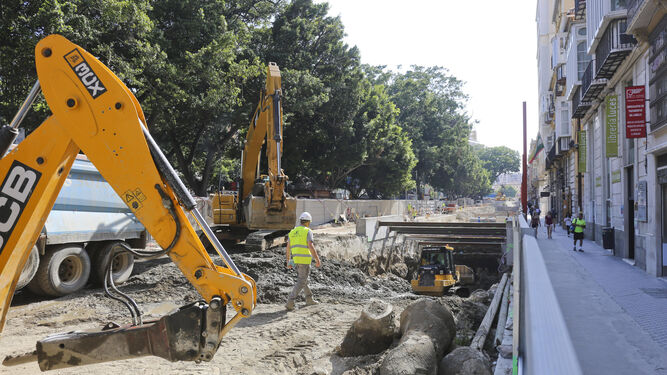 Trabajos previos al inicio de la excavación del túnel del Metro en la Alameda, ayer.